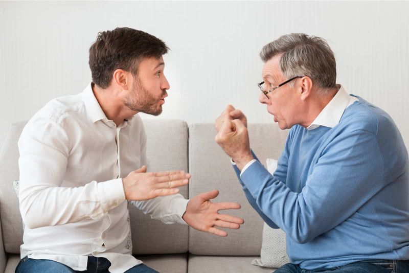 Vater und Sohn streiten im Wohnzimmer