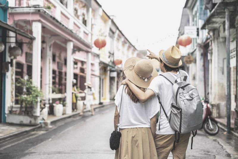 Junges Paar, das in der Altstadt von Phuket in Thailand spaziert
