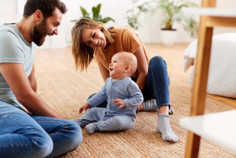 Eltern spielen mit Baby zu Hause