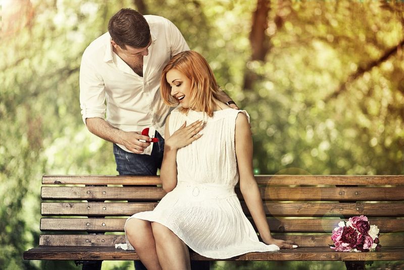 Ein Mann machte einer Frau auf einer Bank einen Heiratsantrag