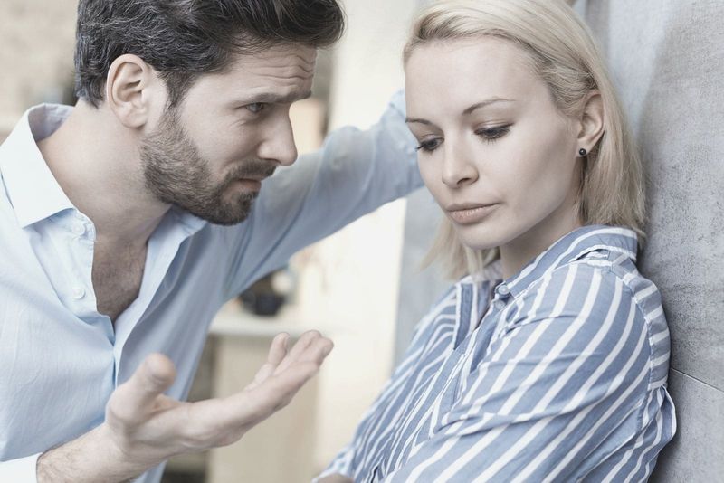 Junge Frau schmollt und Mann redet während eines Streits