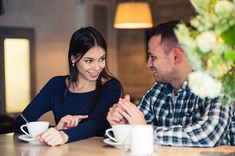Frau spricht mit Mann im Café