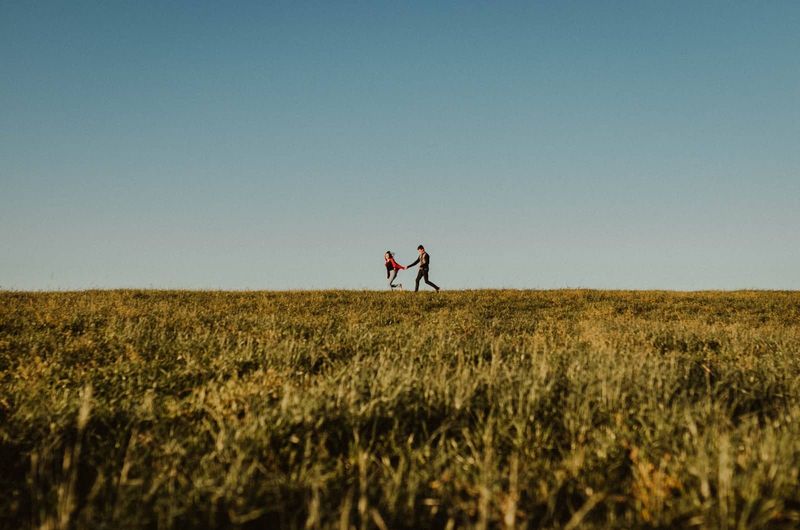 Paar läuft auf einem Feld