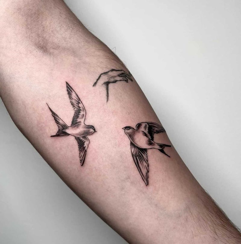 Nettes Tattoo mit fliegenden Vögeln