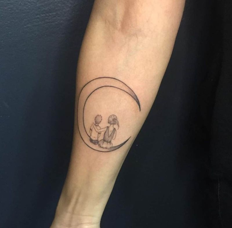 Mutter und Sohn auf dem Mond Tattoo
