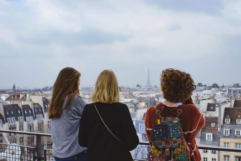Drei junge Frauen mit Blick auf die Stadtlandschaft