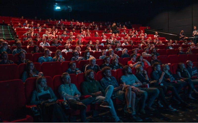Menschen im Kinoraum, die sich einen Film ansehen