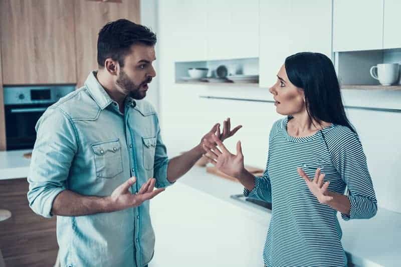 Paar streitet in der Küche