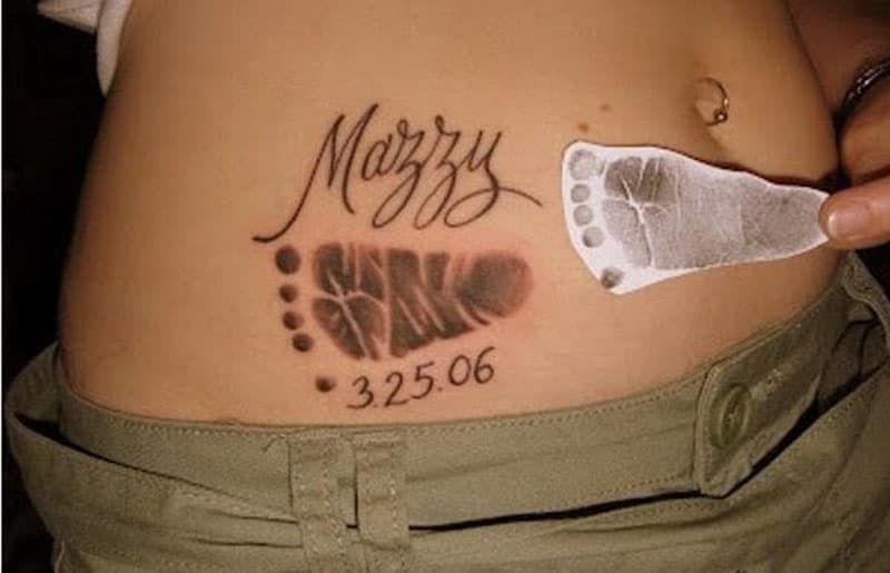 Personalisiertes Baby-Fußabdruck-Tattoo auf der Seite des Bauches