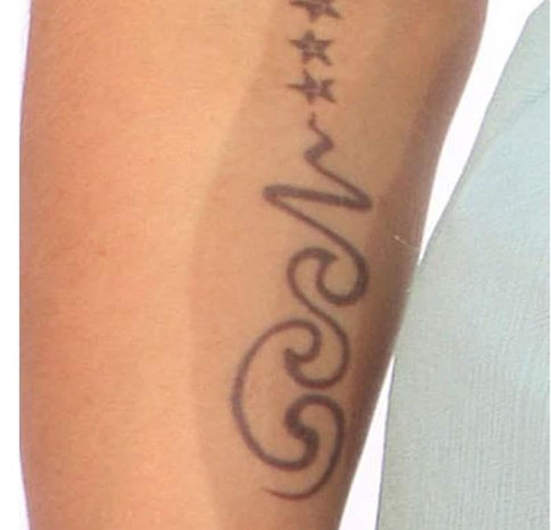 Stars Tattoo im Heidi Klums Stil am Arm platziert