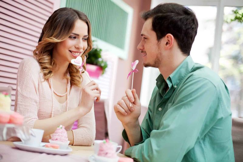 Paar flirtet beim Sitzen im Café