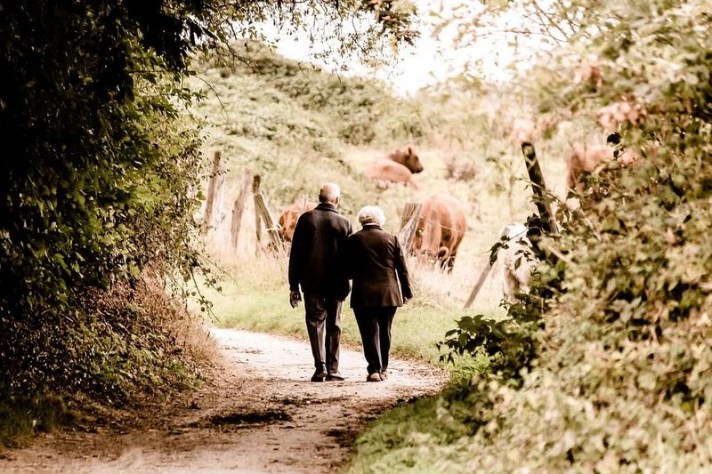Ein älteres Paar geht gemeinsam die Straße entlang