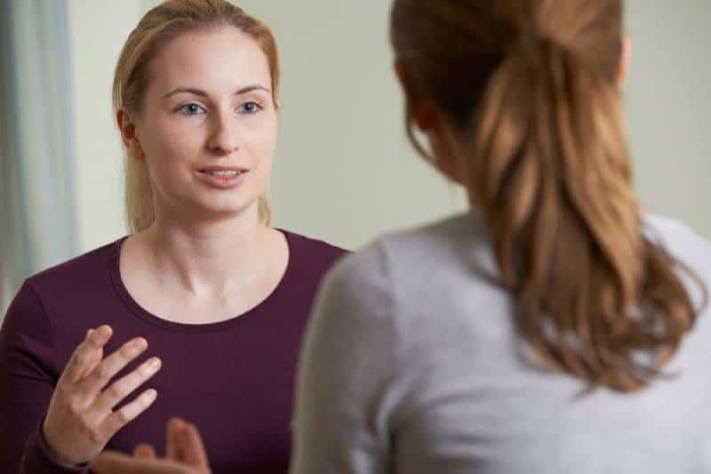 Eine junge Frau bespricht ihre Probleme mit einem Berater