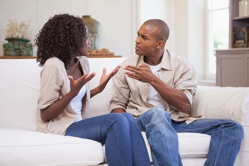 Unglückliches Paar streitet zu Hause auf der Couch im Wohnzimmer
