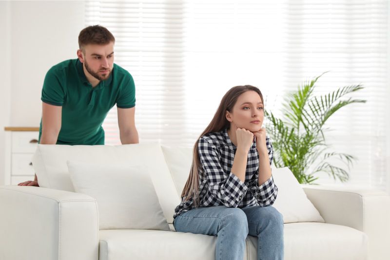 Unglückliches junges Paar mit Beziehungsproblemen zu Hause