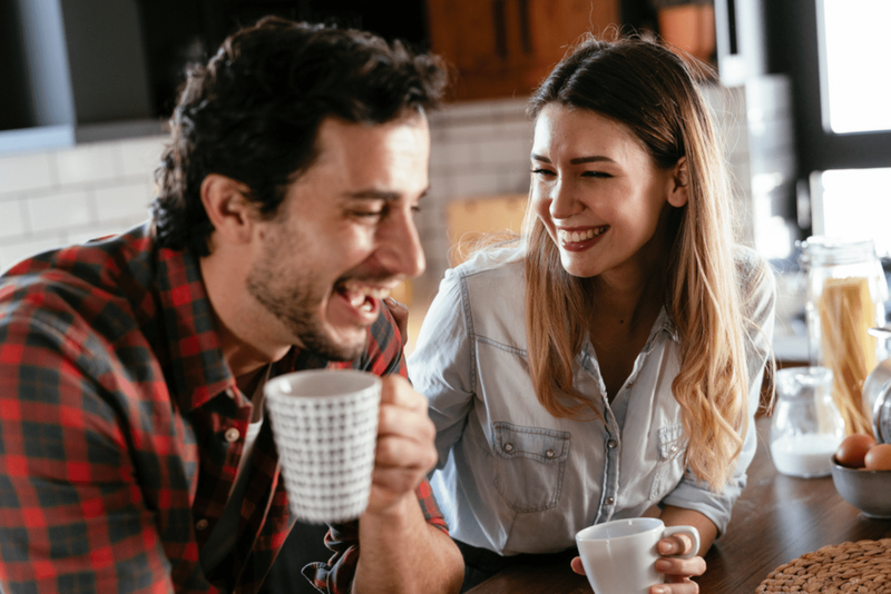 Lächelnder Mann und Frau sitzen in einem Café