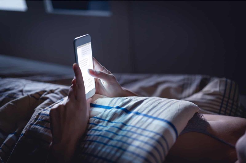 Mädchen schreibt nachts heimlich SMS