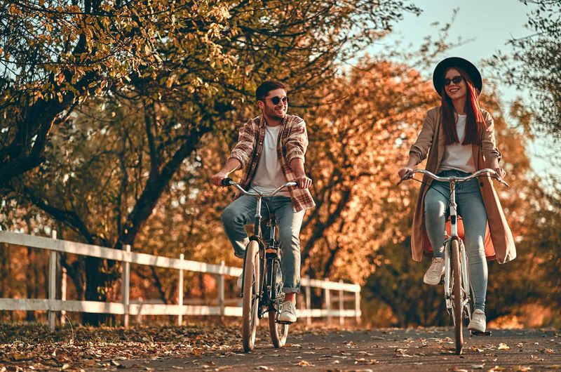Paar fährt Fahrrad in der Natur