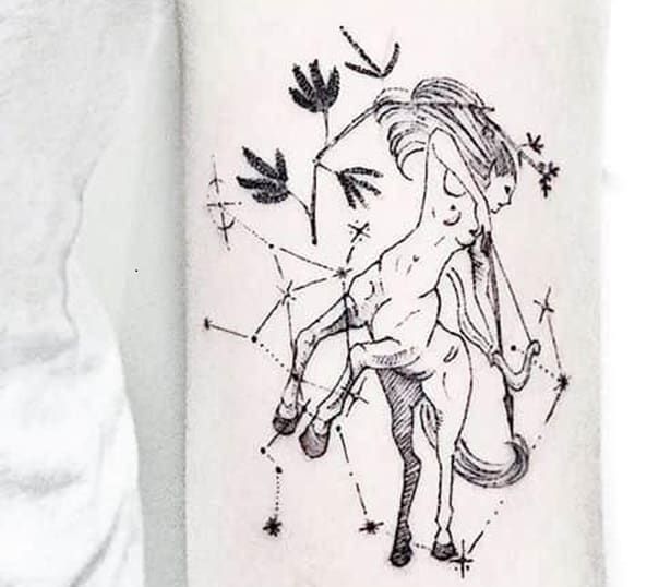 halbes Pferd, halb menschliches Tattoo mit Schütze-Konstellation