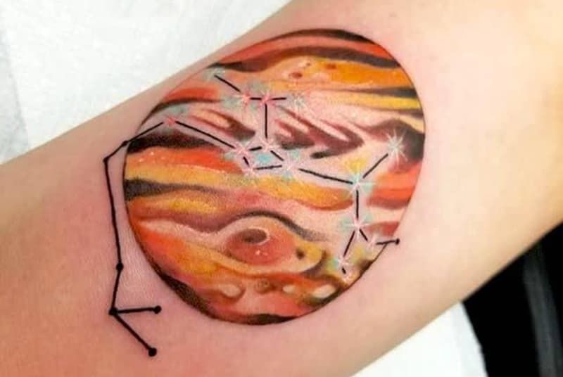 Jupiter- und Schütze-Tattoo auf dem Arm