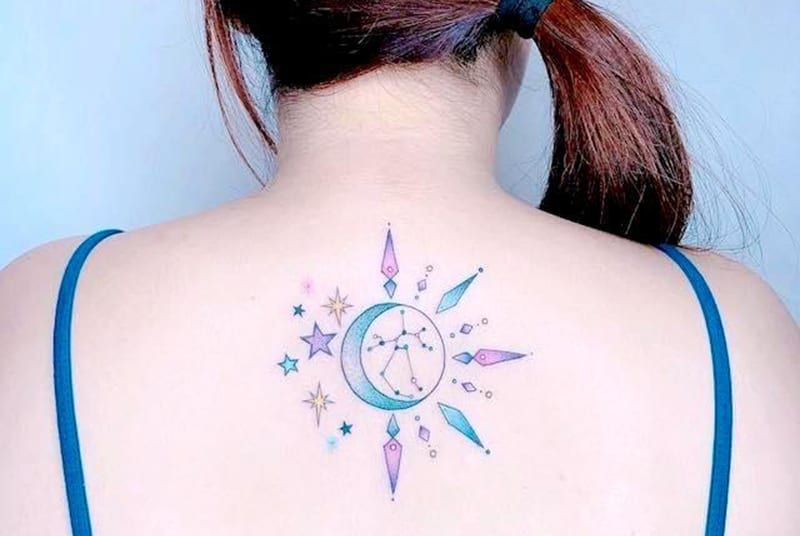Mond- und Schütze-Sternbild-Tätowierung auf dem Rücken