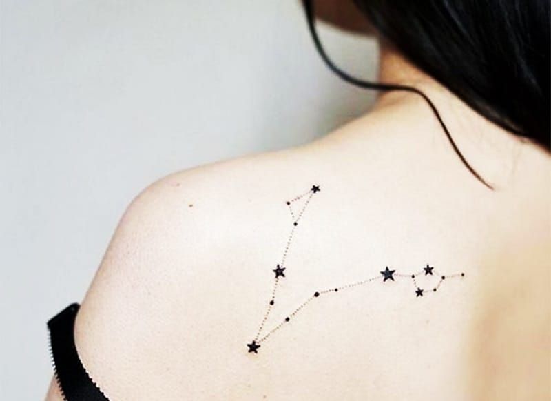 Sternausrichtung Tattoo auf der Schulter der Frau
