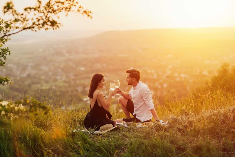 Romantisches Picknick-Date auf einem Hügel mit Blick auf die Stadt