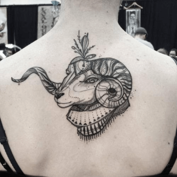 Widder-Tattoo mit einem Widderkopf auf dem Rücken
