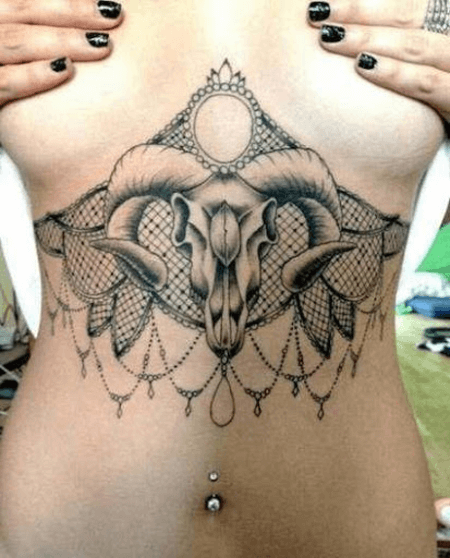 Widder-Widder-Tattoo unter den Brüsten