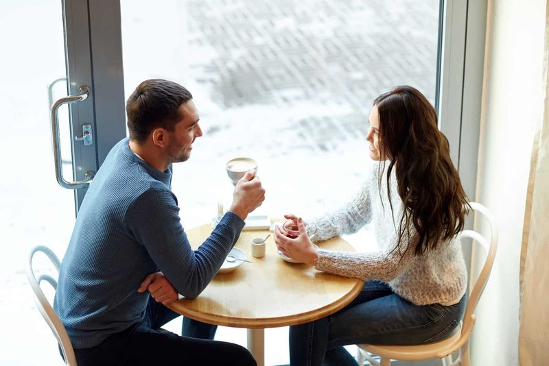 Junges Paar unterhält sich im Café