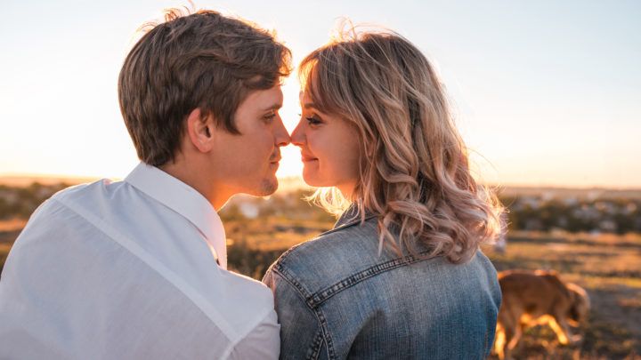 Wenn dich ein Steinbockmann küsst: 9 versteckte Bedeutungen seines Kusses